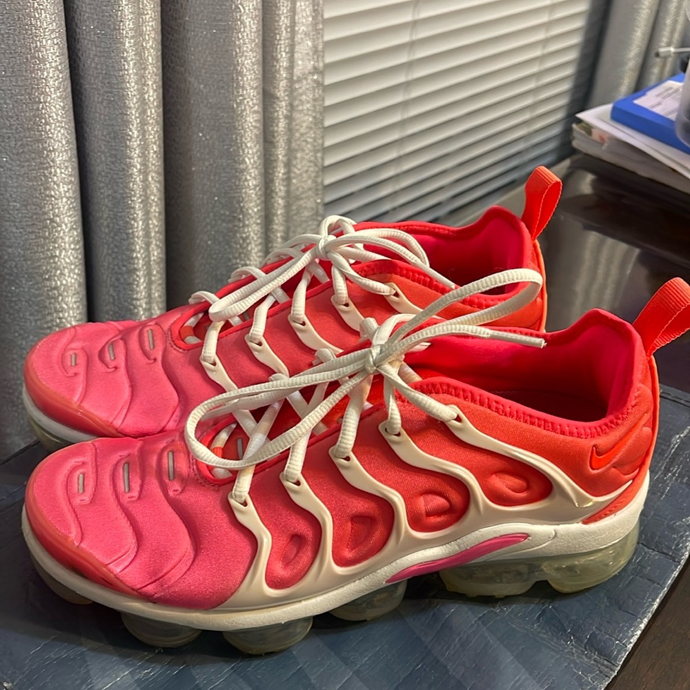 Woman’s size 8 Nike air vapor max plus pink white blast 2020 shoes sneakers